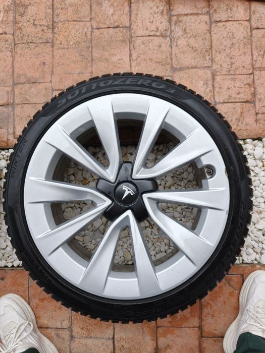 2 Roți / Jante 19" Tesla Model 3 + Anvelope Iarnă Pirelli + Senzori