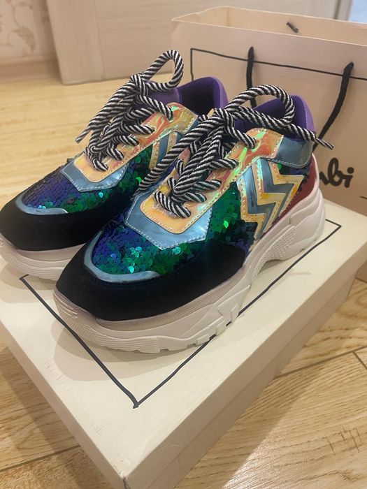 Продам кроссовки новые