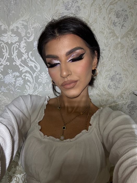 Make-up artist acreditat de minister