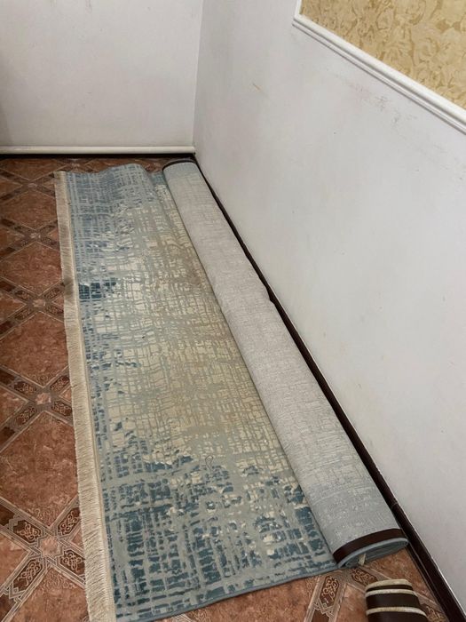 Стол, ковры б/у.