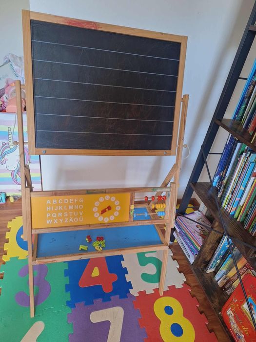 Tabla de lemn de scris folosita, plus cifre și litere magnetice