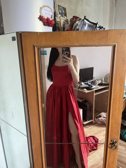 Елегантна бална рокля – тъмночервена, сатенена