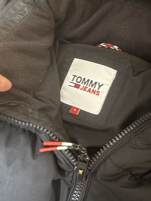 Tommy jeans черно яке с пух S размер