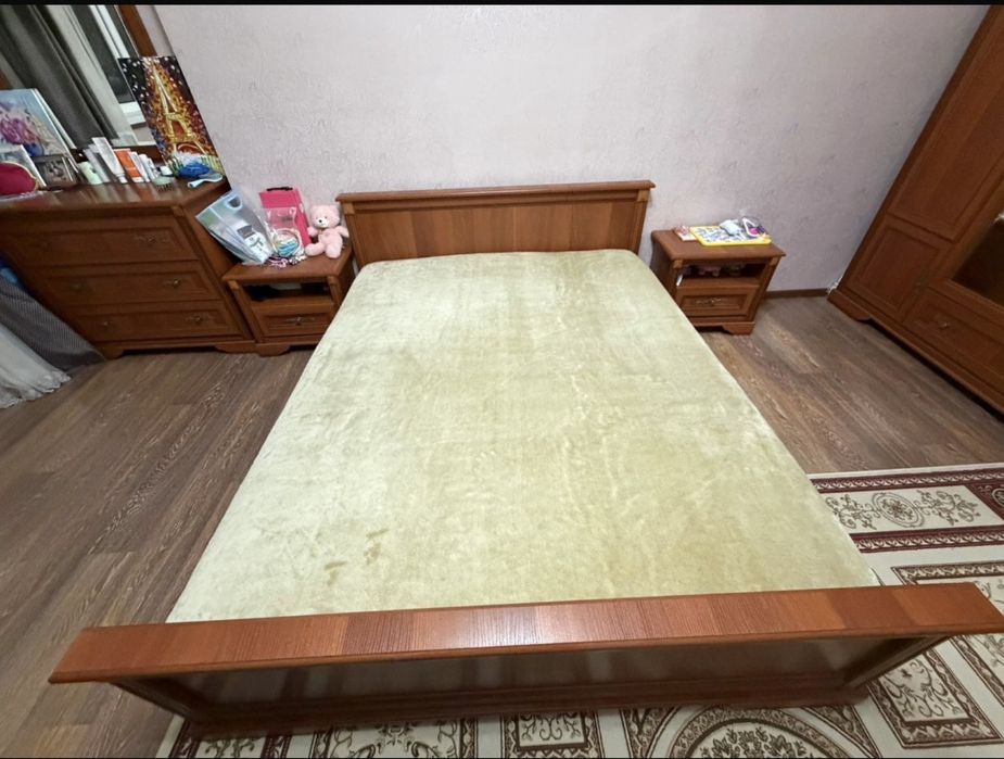 Продам кровать с маленким тумбочками