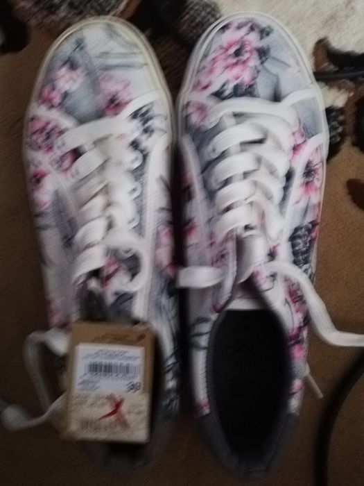 Vând teniși mar. 39