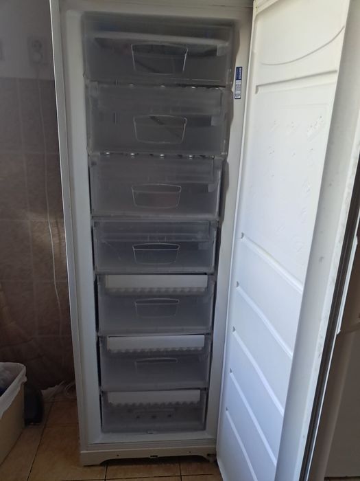 Vând congelator INDESIT