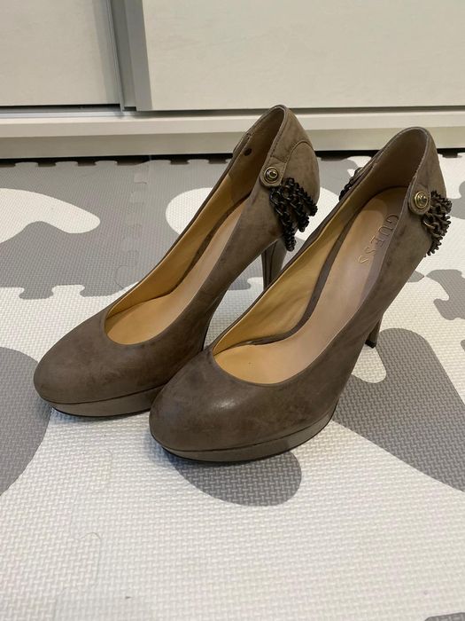 Обувки с ток на GUESS номер 39