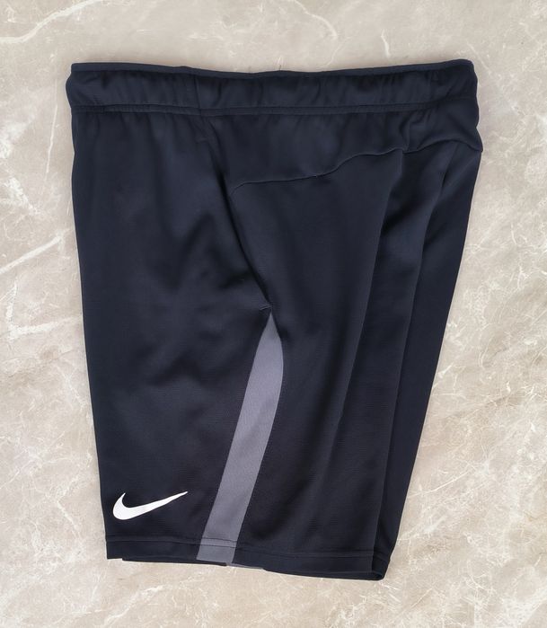 Nike къси панталони S размер