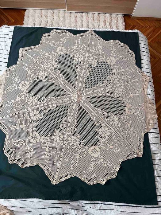 Красиво оплетена на една кука покривка