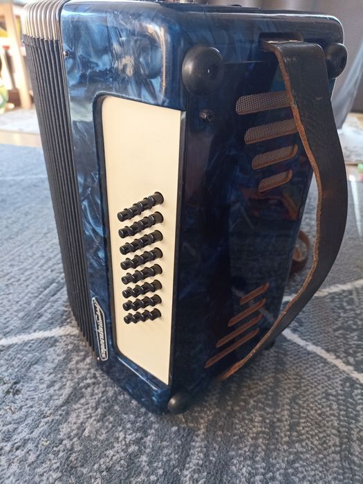 Vând akordeon weltmeister