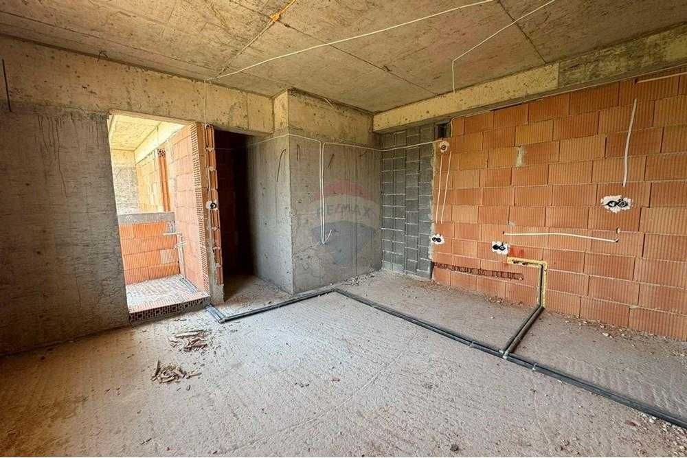 Продава се Двустаен апартамент в Шумен, Тракия - 56 кв.м за 1220 €/кв.м - Снимка #2