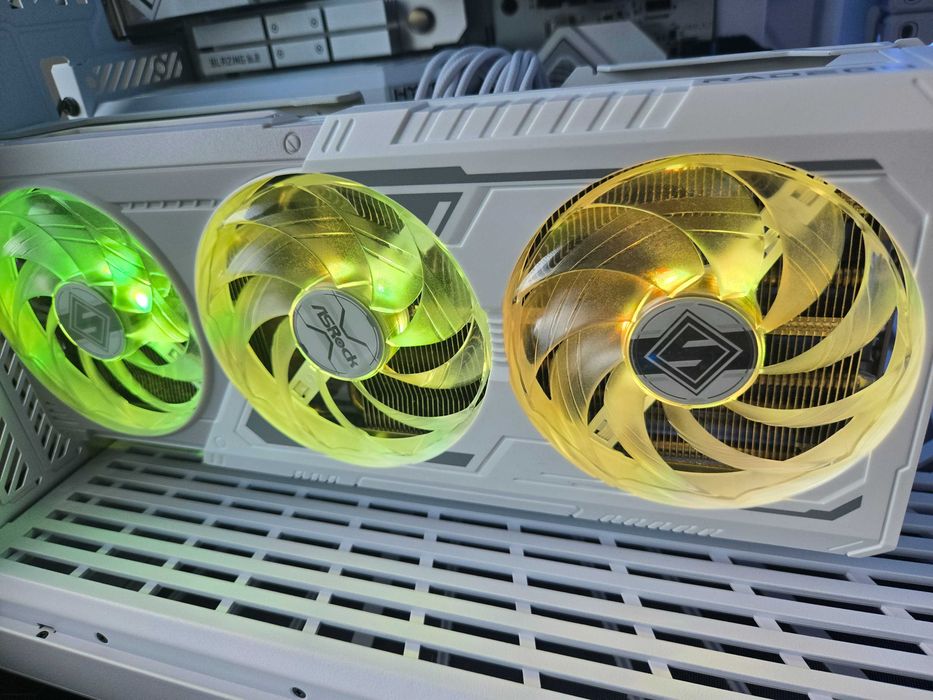 AMD Radeon RX 9070 XT продавам с гаранция