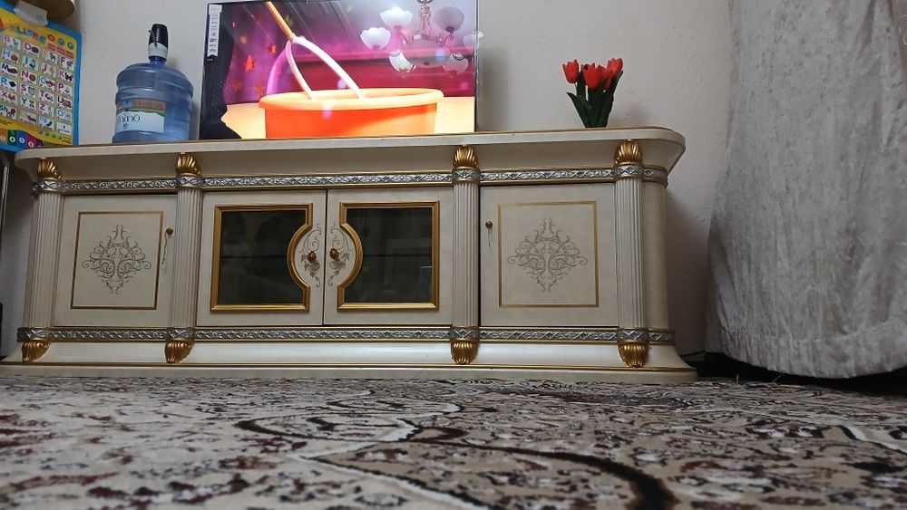 Mebel Sifatli yogochdan yasalgan Islomiy xonadan da foydalanilgan