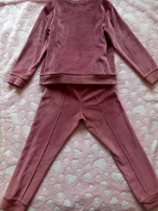 Vând trening de catifea