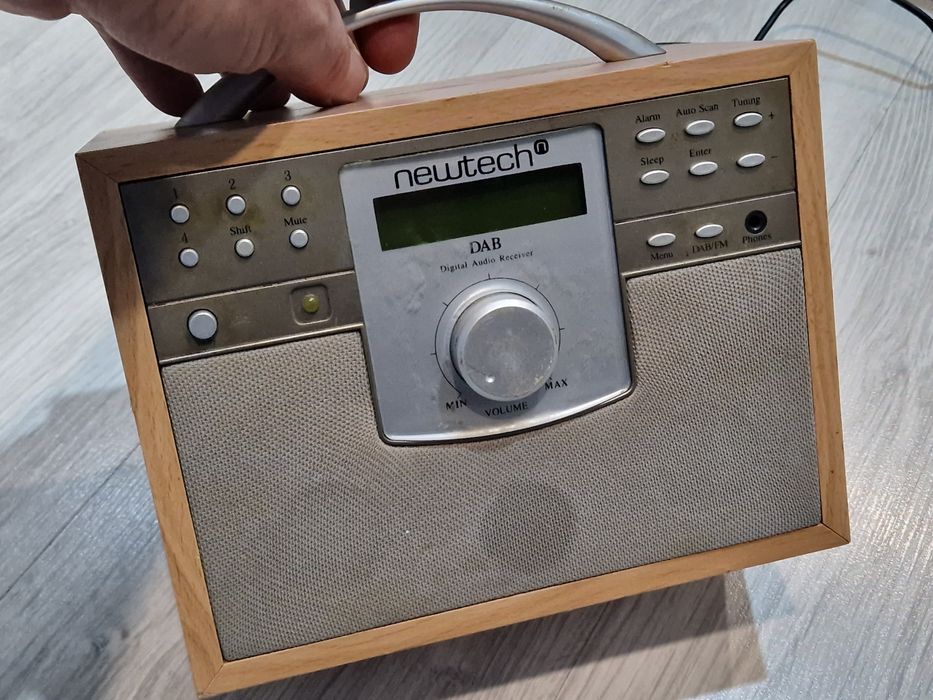 Radio cu afișaj digital perfect funcțional