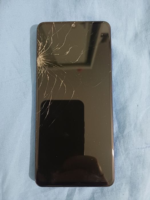 Samsung Galaxy A41 cu displayul spart. Placa este buna