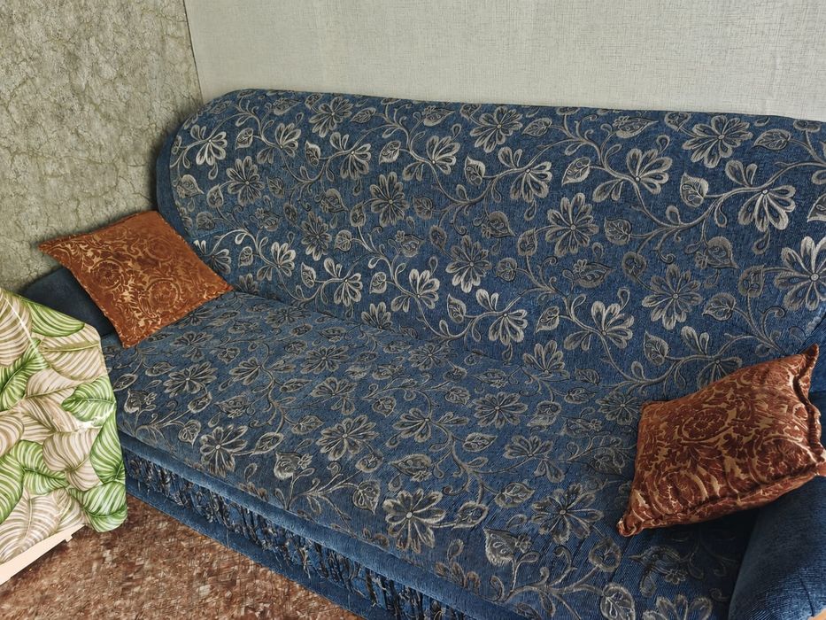 Продам диван и два кресла