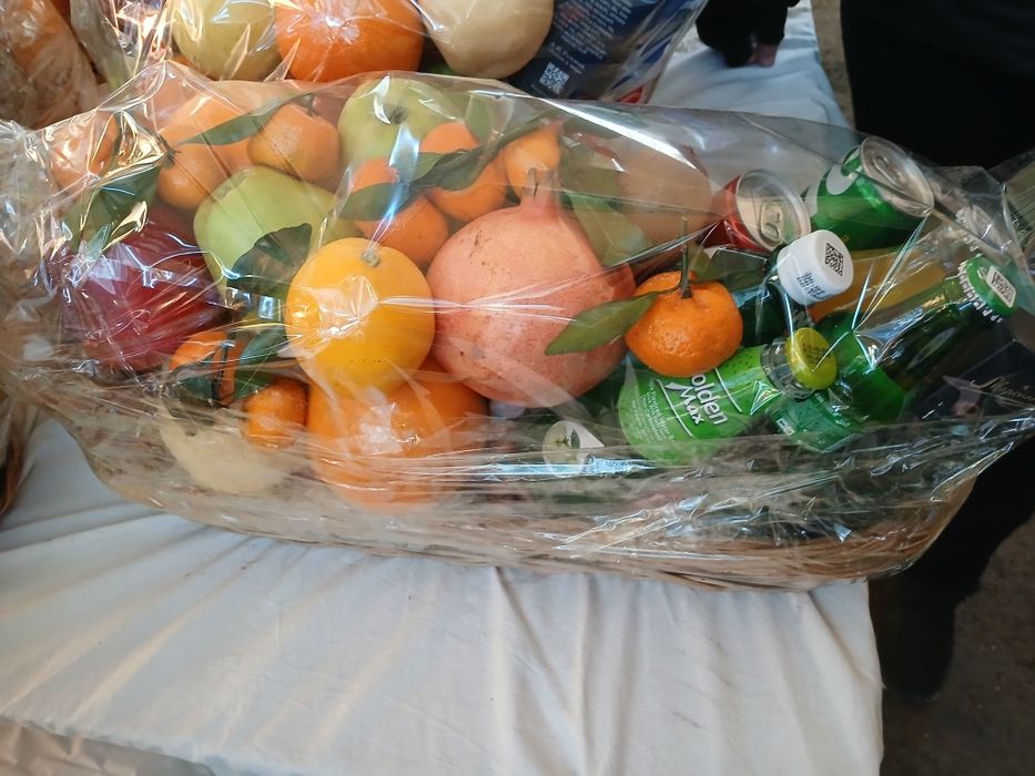 Фрукты корзина .