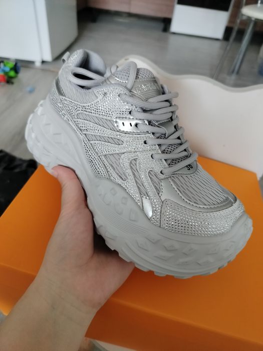 Продам новые кроссовки