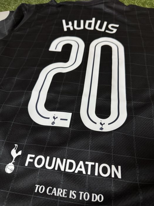 Тениска на Тотнъм 2025/26