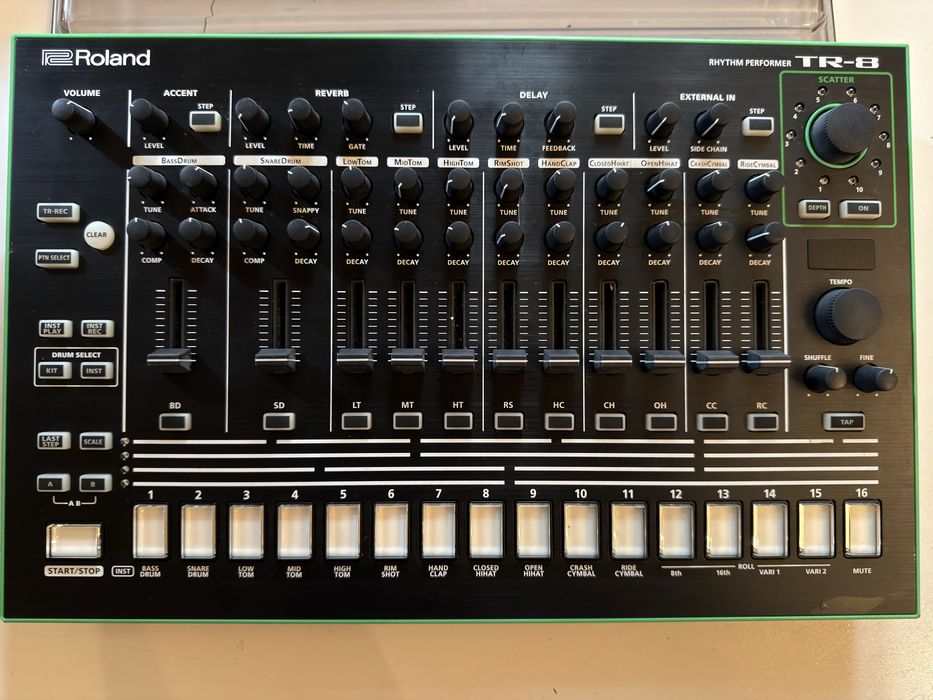 Roland AIRA TR-8 Rhythm Performer + Decksaver (Stare Impecabilă)