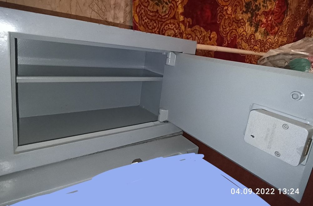 Сейф, внутри бетон,код поменять нельзя