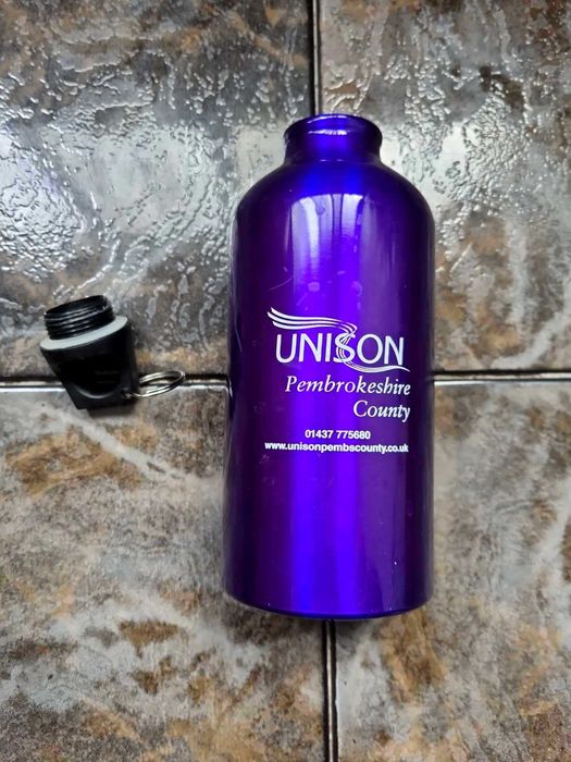 Метална бутилка за вода   с халка за закачане на раницата