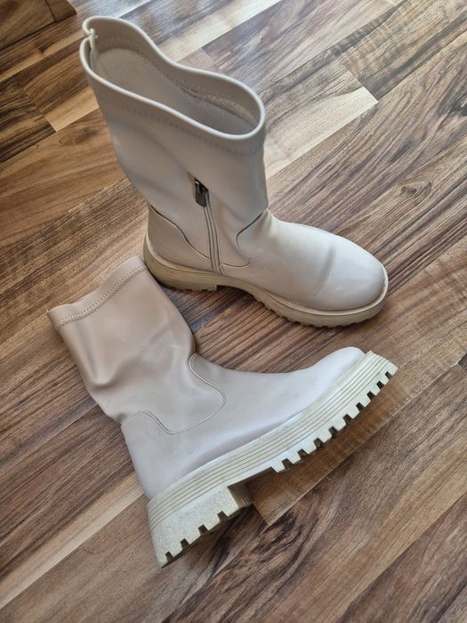 Свeтло бежови боти,