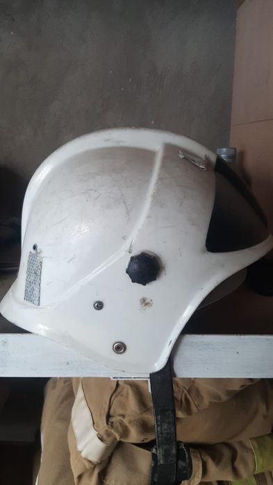 Шлем каска пожарного