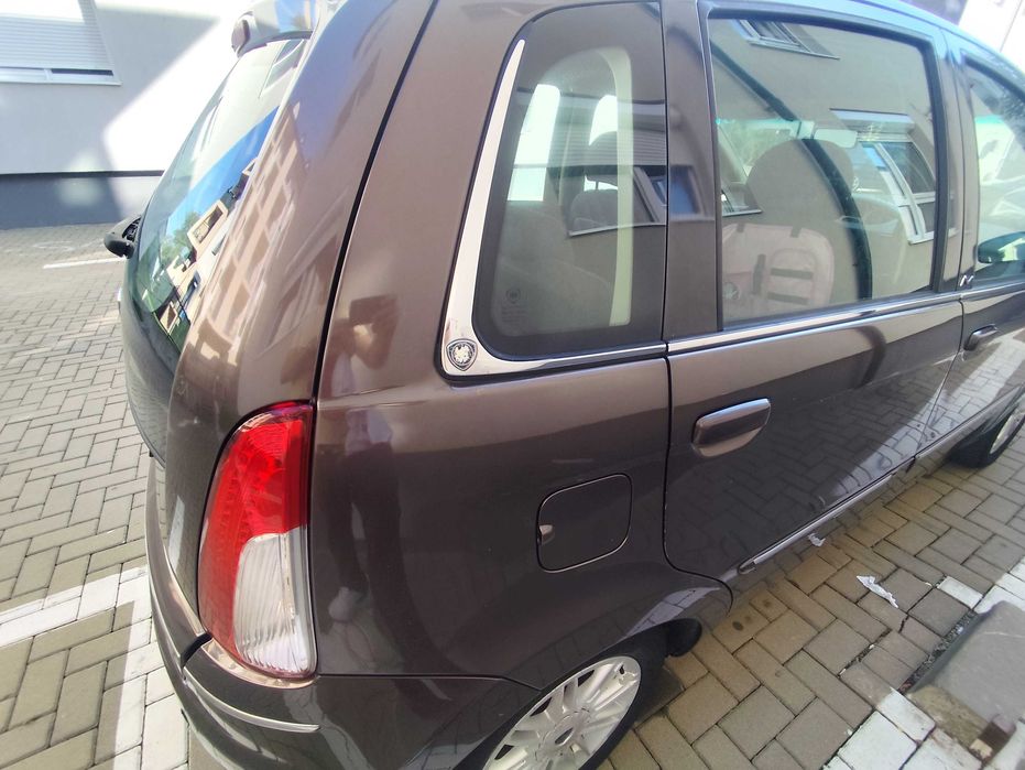 Autoturism Lancia musa oro