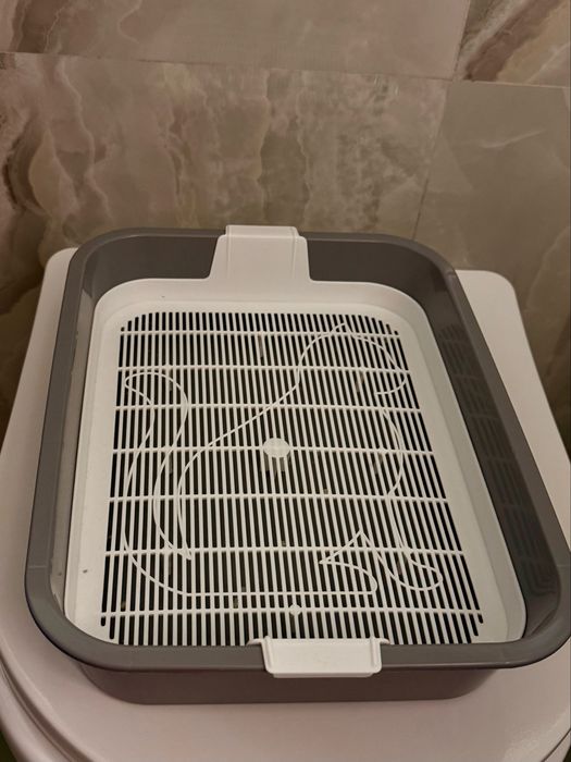 Лежанка и лоток для кошек