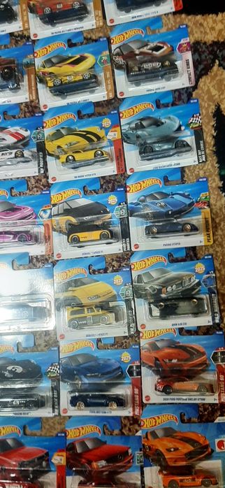 Vând 40 machete Hotwheels impecabile