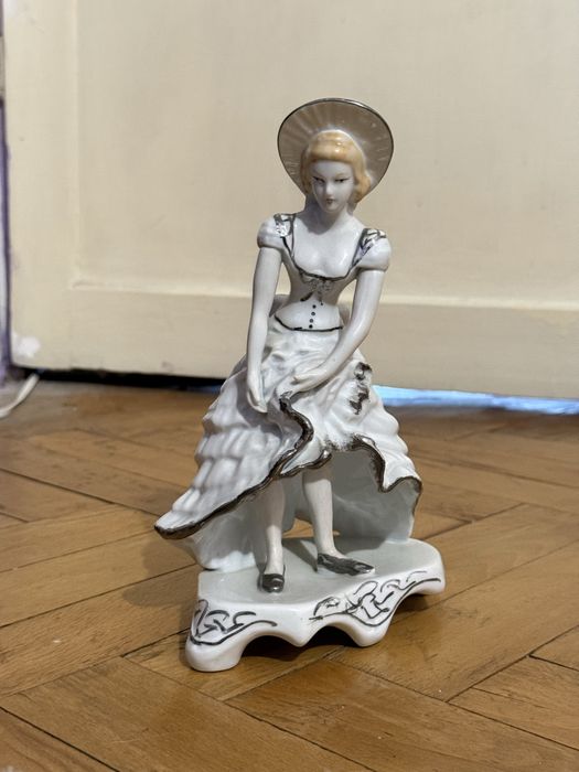 Figurina din portelan , bibelou