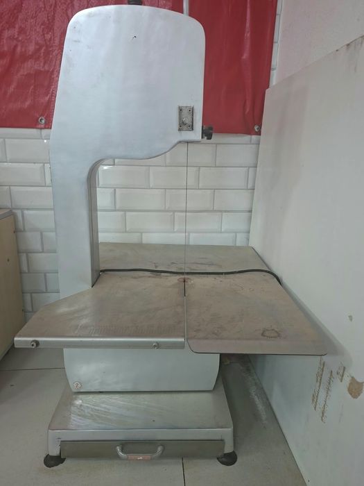 Пила пилит и резает мясо