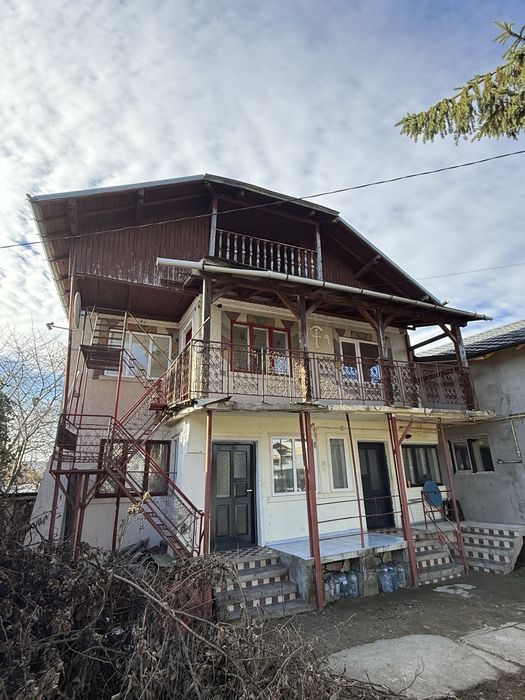 Vand doua proprietati in aceeasi curte