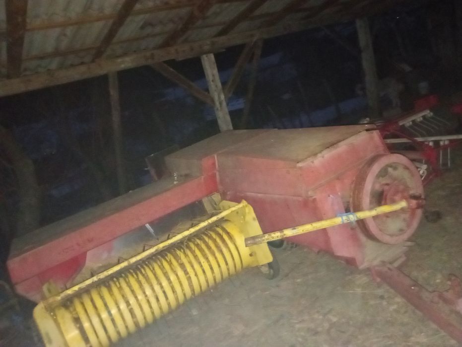 Vând presa de balotat