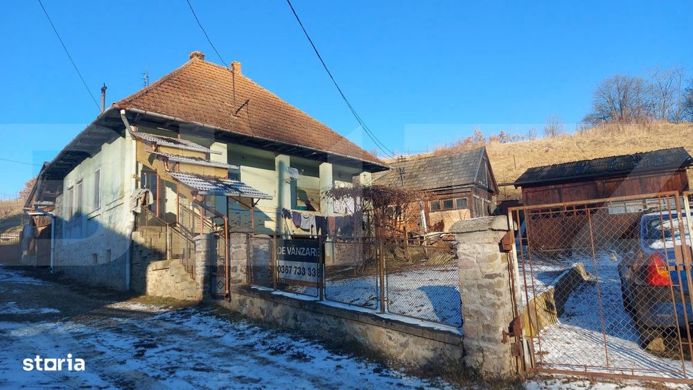 Casa traditionala cu curte generoasa, in centrul localitatii Valcele