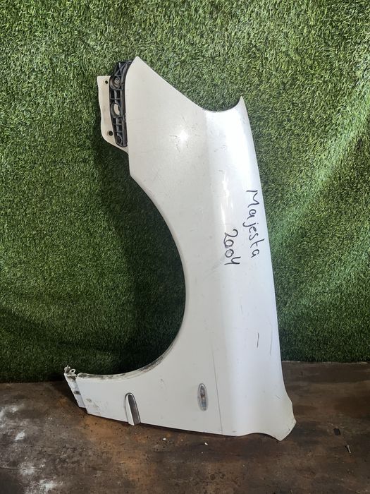 Крыло majesta 2004