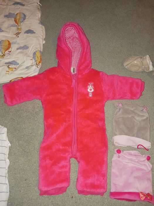 Дрехи,костюмчета и шапки за момиченца