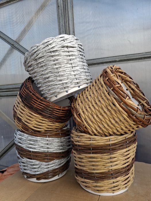 Кашпо из ротанга.