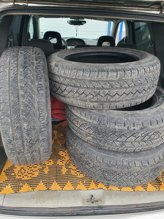Продавам 4 бр  гуми 215/65/16-Всесезонни