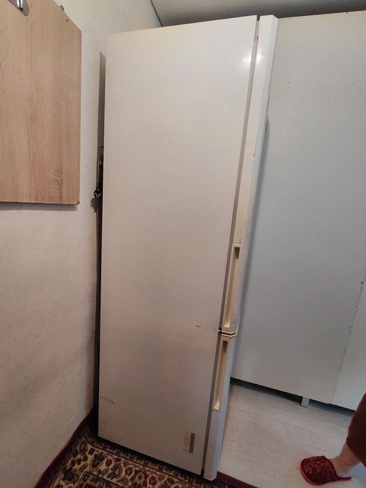 Продам холодильник требует ремонта