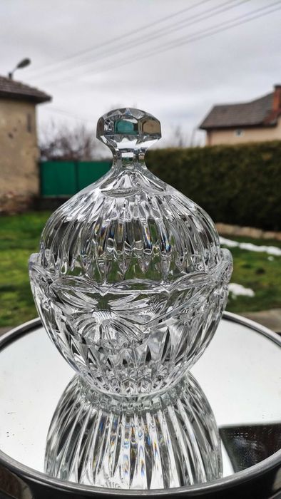 Масивна кристална бонбониера с капак