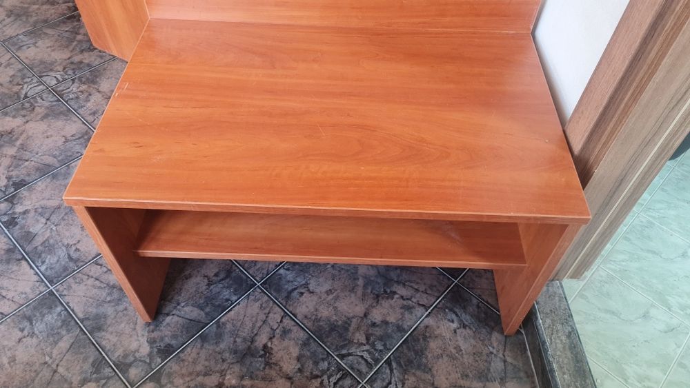 Разпродажба обзавеждане, бюра, гардероби, куфарници,възглавници , мат