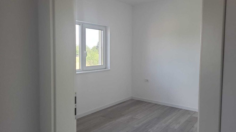 Inchiriez apartament intr-un Duplex, suprafata de 125 mp, 3 dormitoare, 2 bai, living, bucatarie, dressing, camera tehnica, zona Mosnita Veche,
