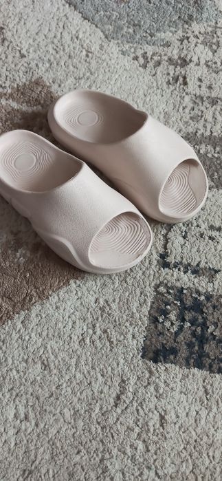 Продам обувь новые сланцы