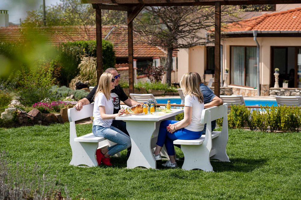 Луксозна къща с басейн, голям двор - парк, лятна веранда