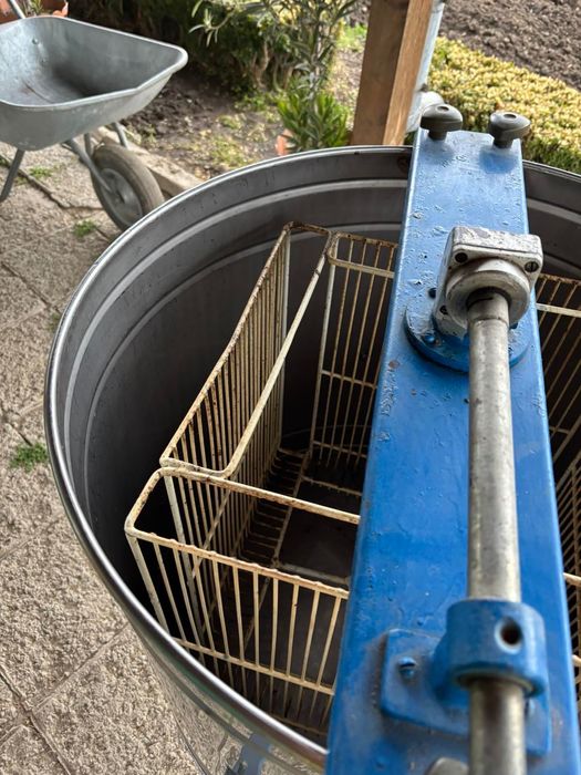 Центрофуга за вадене на мед