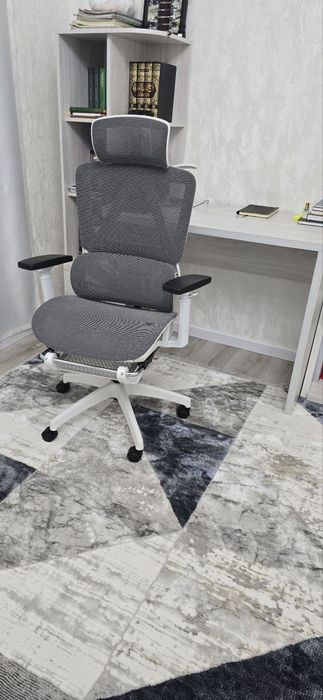 Кресло для руководителя с сеткой и подголовником — белое