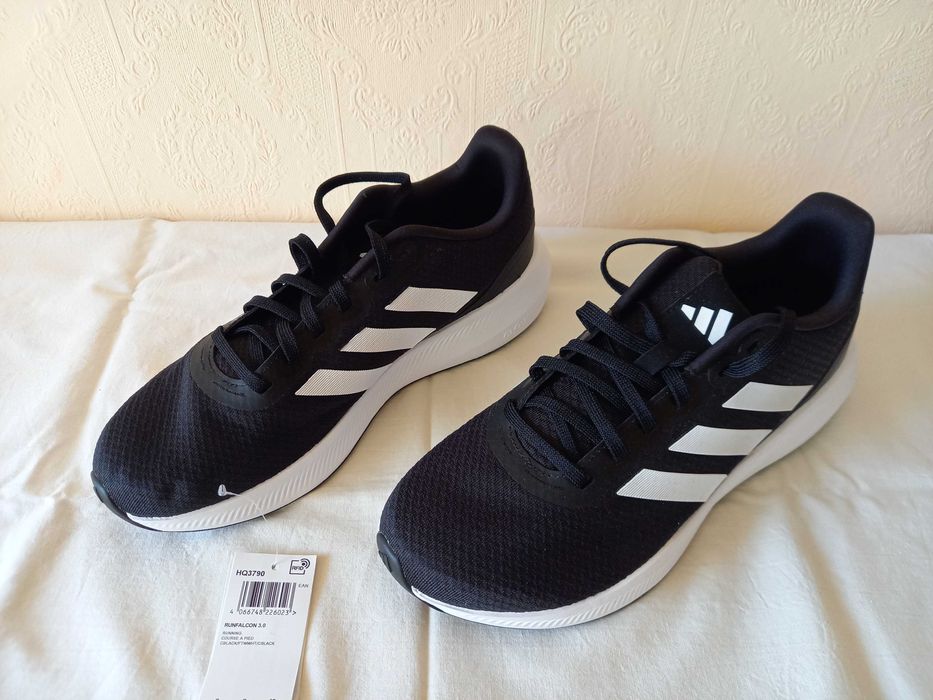 Маратонки Adidas, обувки на ток New Look